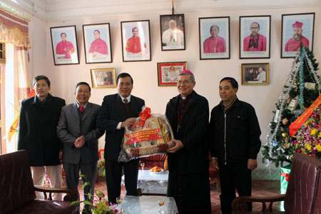 ຄະນະກຳມະການສູນກາງແນວໂຮມປະເທດຊາດ ຫວຽດນາມ ຢ້ຽມຢາມ ຊາວຄຼິດ ລ້າງເຊີນ - ກາວບັ່ງ ເນື່ອງໃນໂອກາດບຸນຄຼິດສມາດ